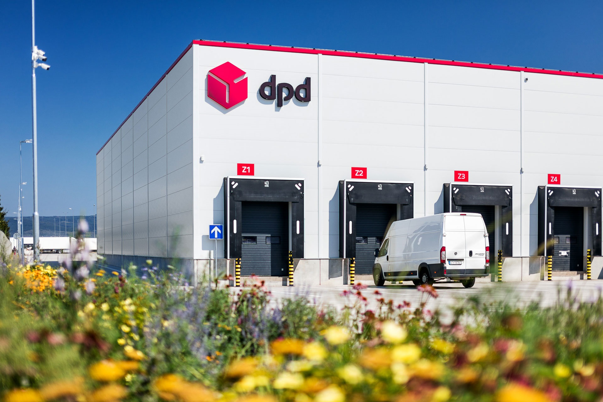 Logistické centrum DPD s nakladacími rampami a dodávkou