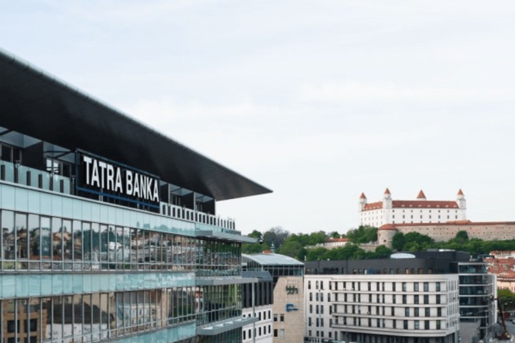 Budova Tatra banky v Bratislave s Bratislavským hradom v pozadí